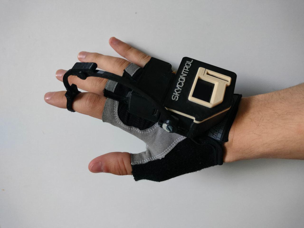 squiring-hand:-skycontrol-glove-will-teach-to-control-the-drones-in-10-minutes