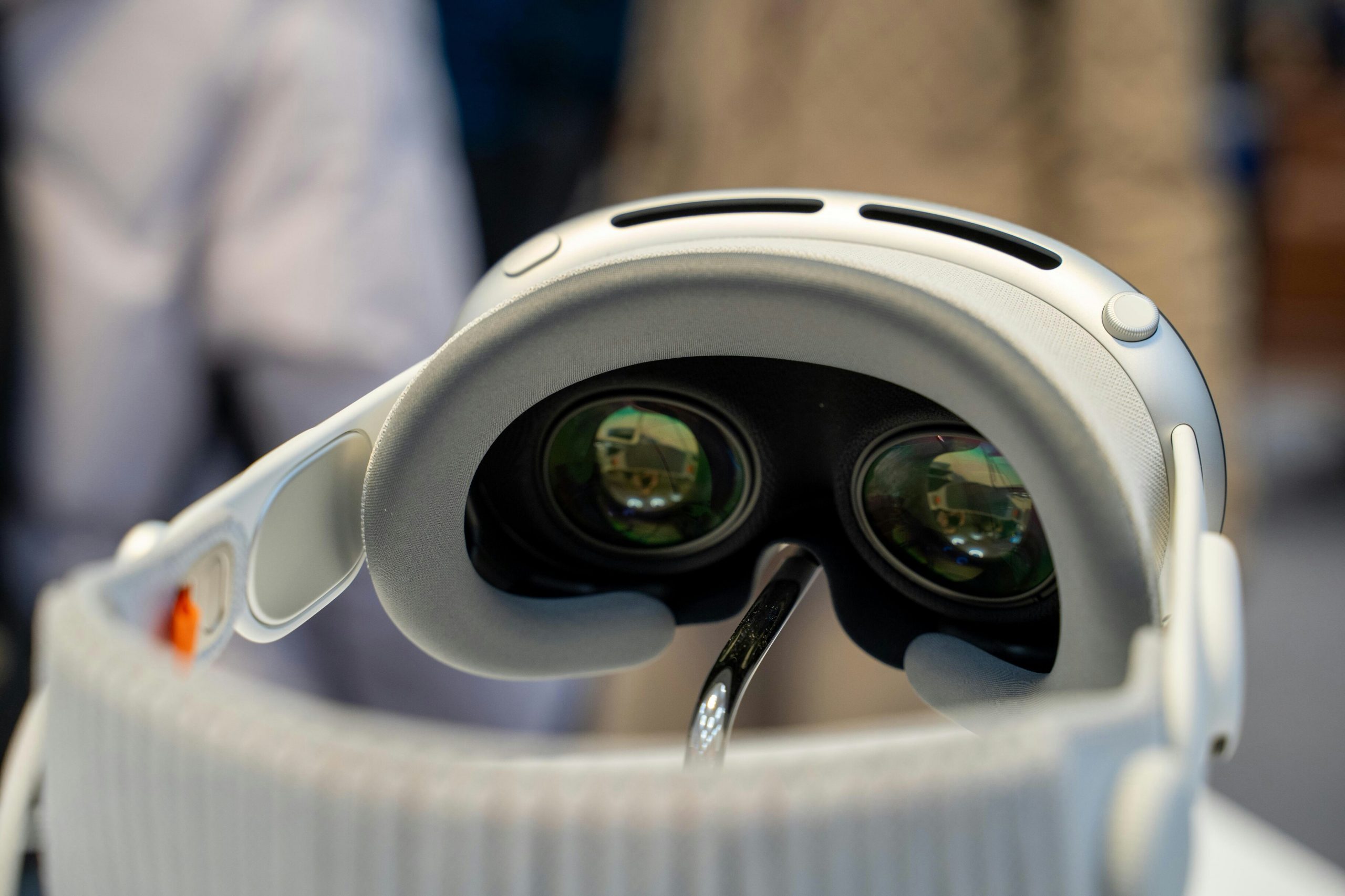 high-price-and-slow-updates-inhibited-apple-vision-pro-sales