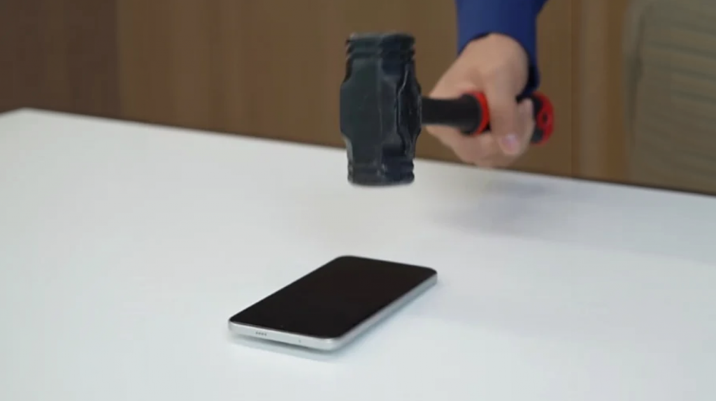 president-xiaomi-tried-to-break-redmi-note-15-pro+-with-a-hammer,-but-he-did-not-work-out