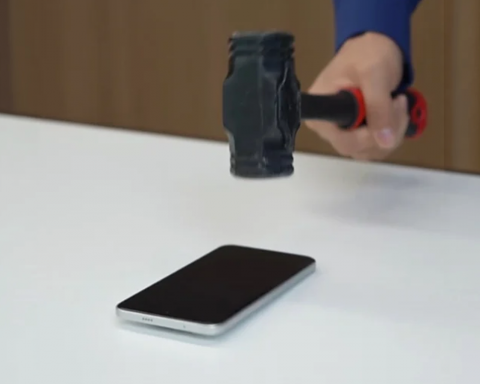 president-xiaomi-tried-to-break-redmi-note-15-pro+-with-a-hammer,-but-he-did-not-work-out