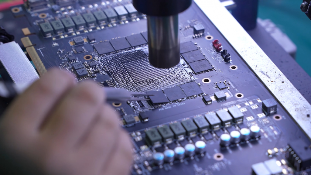 В-Китае-массово-продают-rtx-5090-и-h100,-несмотря-на-строгие-запреты-США