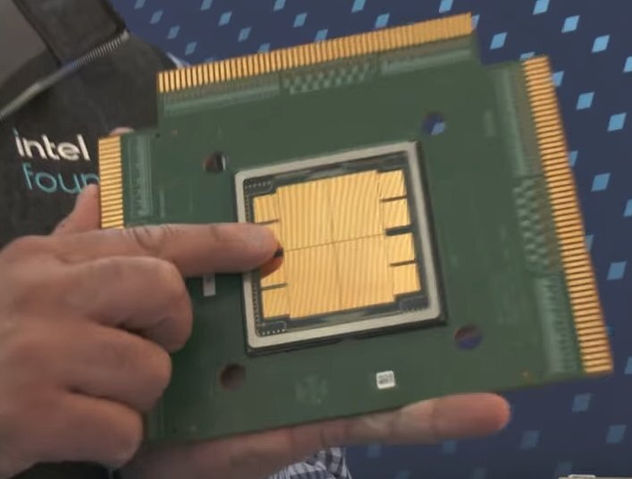 Следующее-поколение-ИИ-чипа-intel-показали-на фото
