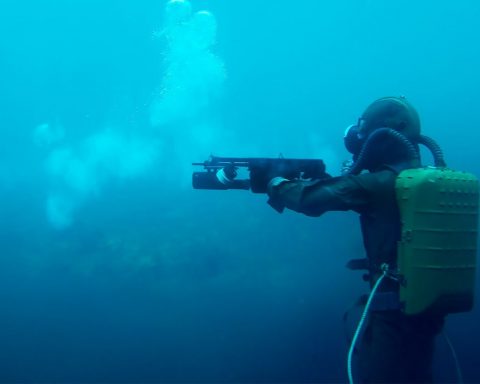 «Калашников»-отметил-50-летие-подводного-автомата-АПС