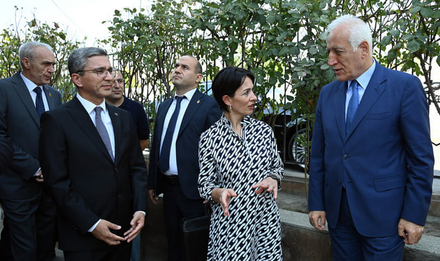 Президент-Армении-посетил-мавзолей-туркменских-эмиров-Гарагоюнлы