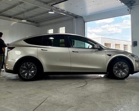 Произведённые-в-Китае-электрокары-tesla-получат-ИИ-deepseek