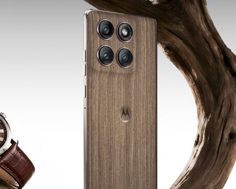 created-for-china,-motorola-edge-60-pro-with-wooden-decoration,-got-out-of-the-country