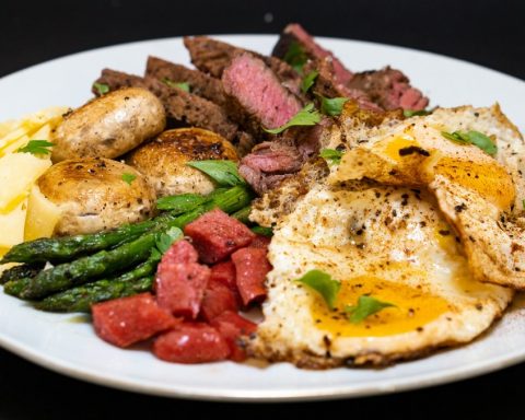 Белок-с-утра-и-не-только:-эти-ежедневные-привычки-уменьшат-талию-после-40-лет