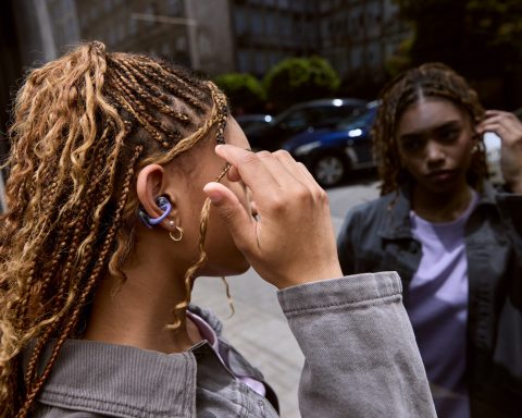 Анонсированы-наушники-клипсы-с-басами-и-ИИ-для-звонков-jbl-soundgear-clips