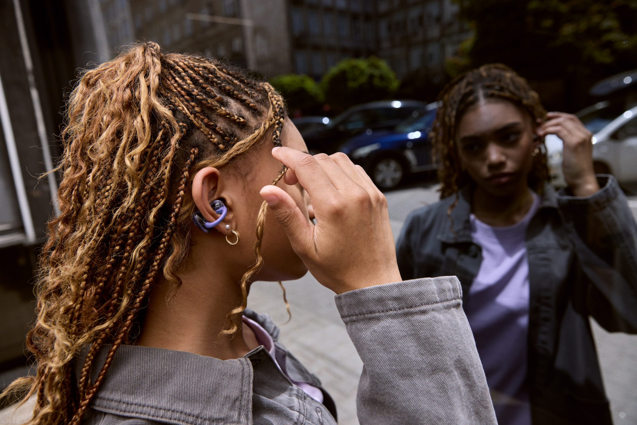 Анонсированы-наушники-клипсы-с-басами-и-ИИ-для-звонков-jbl-soundgear-clips