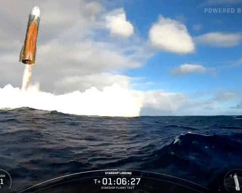 Крупнейшая-космическая-ракета-starship-впервые-развернула-полезную-нагрузку