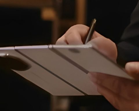 huawei-показала-живые-фото-складывающегося-втрое-mate-xts-в-белом-цвете