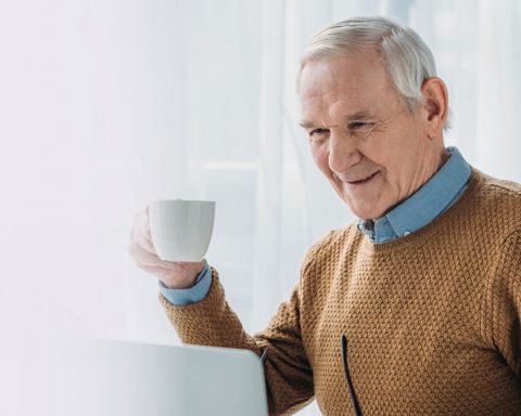 Учёные-выяснили,-что-с-возрастом-окружающие-люди-кажутся-нам-счастливее