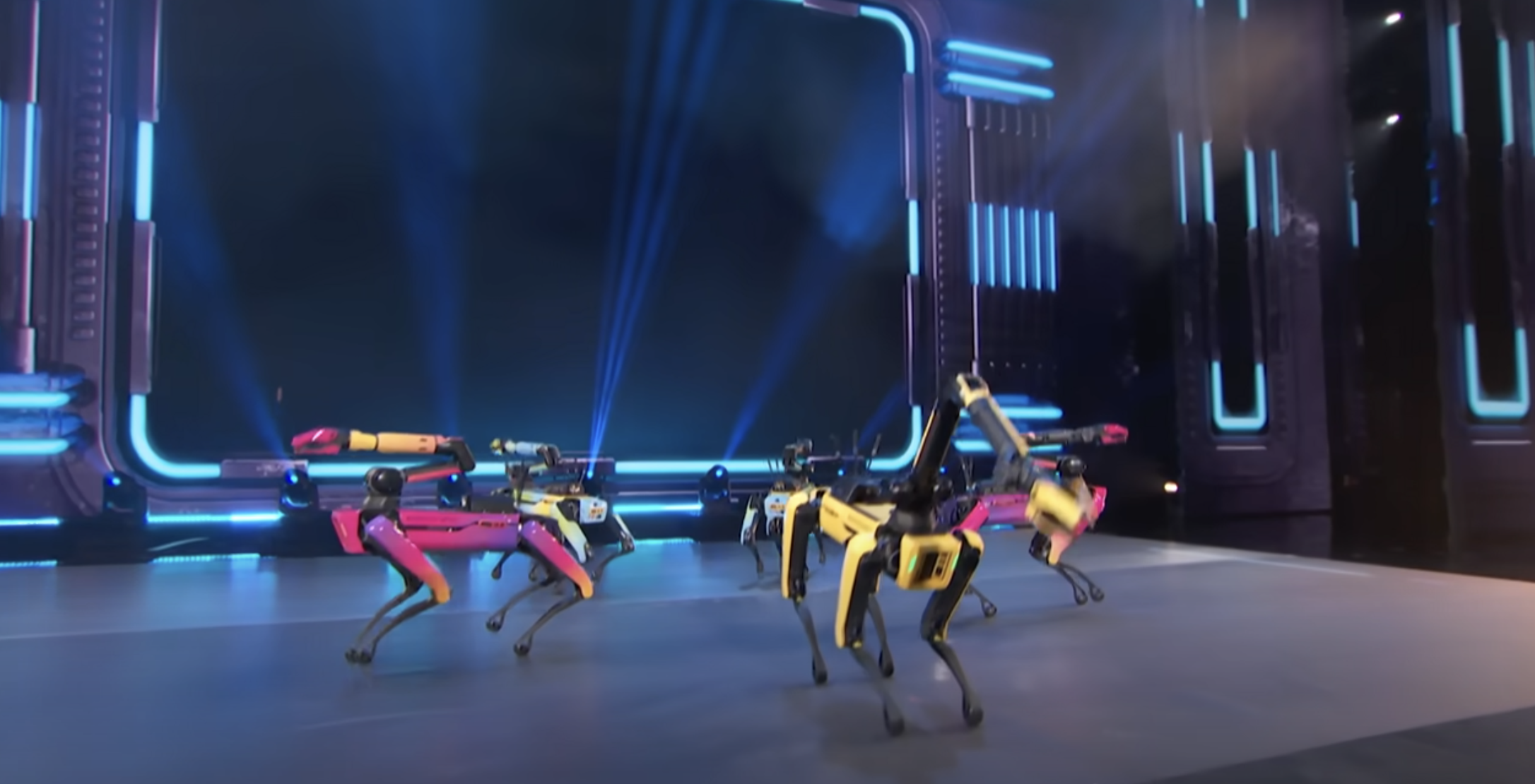 boston-dynamics-robops-danced-on-talents-show