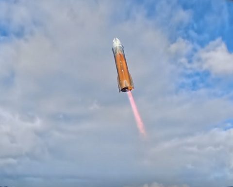 После-успешных-испытаний-Маск-объяснил-окрас-starship-в-ржавый-и-белый-цвета