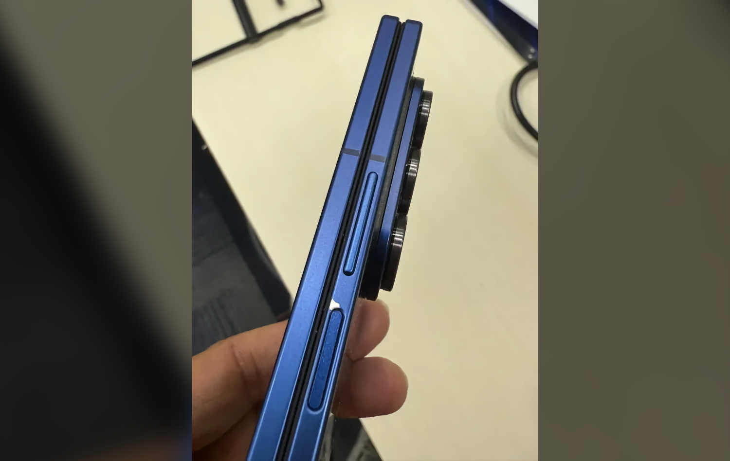 На-galaxy-z-fold7-начали-появляться-сколы-без-падений-—-это-старая-и-известная-проблема-серии