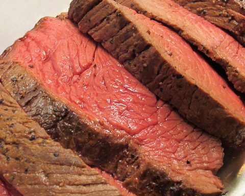 Учёные-обнаружили,-что-красное-мясо-связано-с-риском-развития-аневризмы-брюшной-аорты