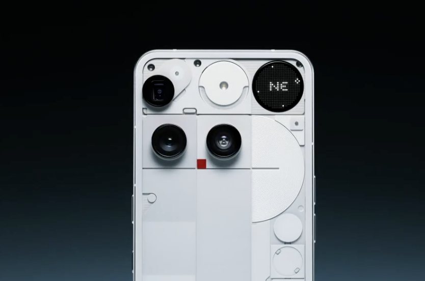 in-the-glyph-matrix-on-the-nothing-phone-(3)-case,-a-compass-appeared