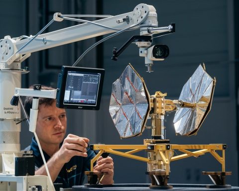 В Петербурге-создали-портативный-стенд-для-проверки-спутниковых-отражателей