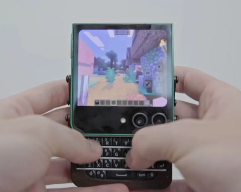 Из-сломанного-galaxy-z-flip5-сделали-слайдер-с-qwerty-клавиатурой-blackberry