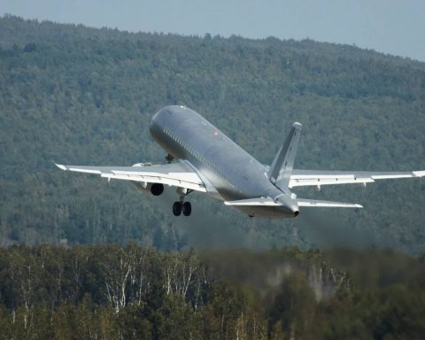 Российский-самолёт-sj-100-совершил-первый-полёт-в Комсомольске-на-Амуре