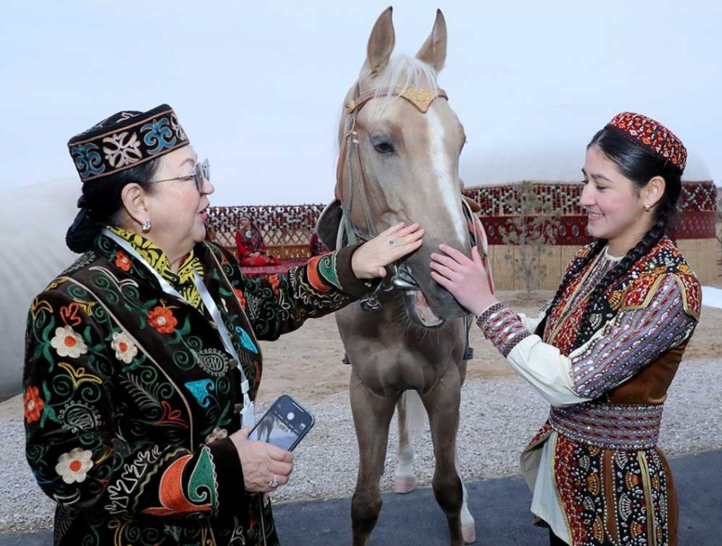 At üstündäki oýunlar toparynyň ýaş gyzlary ussatlygyny görkezdiler 3 1765315764673 THE ASHGABAT TIMES