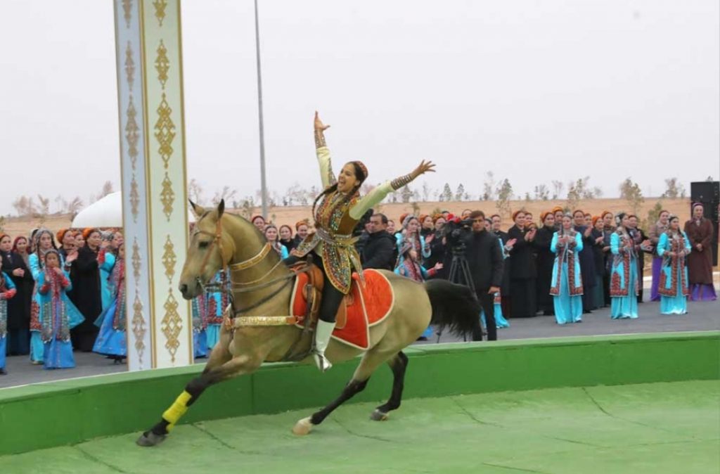 At üstündäki oýunlar toparynyň ýaş gyzlary ussatlygyny görkezdiler 2 1765315764676 THE ASHGABAT TIMES