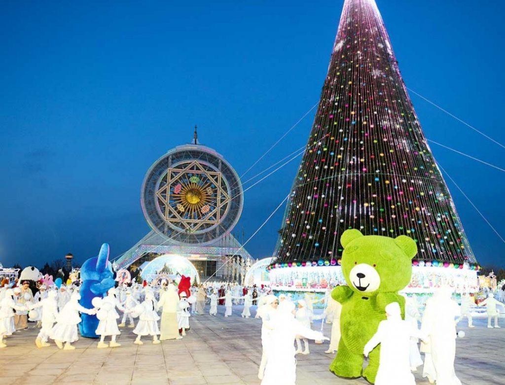 Türkmenistanyň Täze ýyl Baş arçasynyň yşyklary ýakyldy 4 1765859257057 THE ASHGABAT TIMES