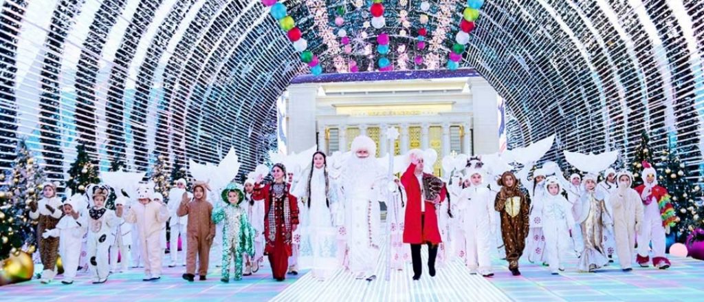 Türkmenistanyň Täze ýyl Baş arçasynyň yşyklary ýakyldy 3 1765859257063 THE ASHGABAT TIMES