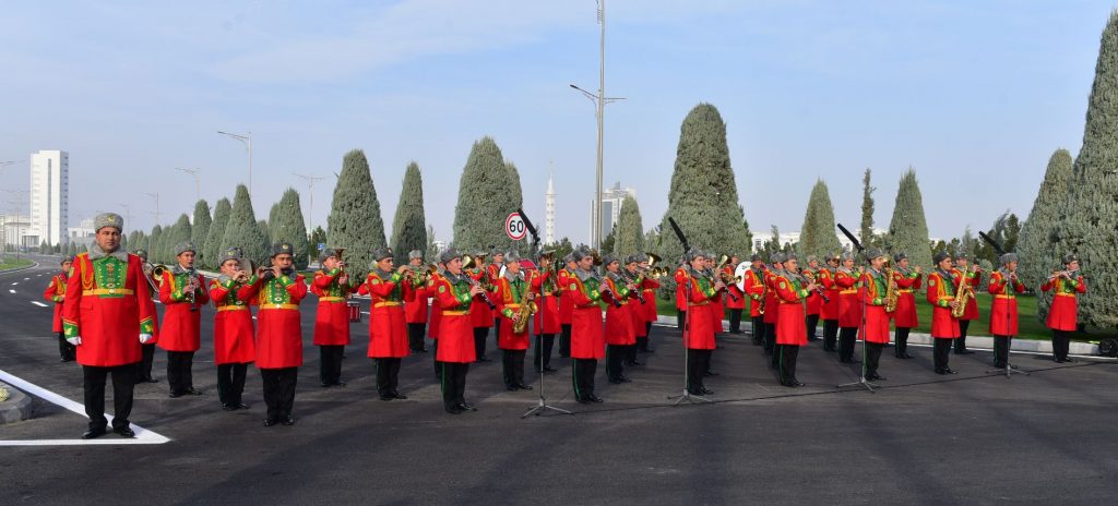 Türkmenistanyň Döwlet baýdagy we BMG-niň baýdagy belende galdyryldy 2 harby THE ASHGABAT TIMES