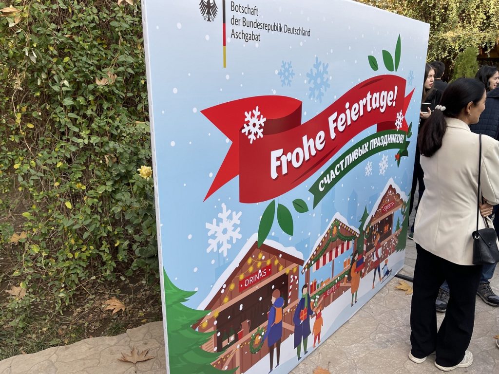 Aşgabadyň ýüreginde geçen Rojdestwo şowhuny 8 image 07 12 25 03 29 1 THE ASHGABAT TIMES