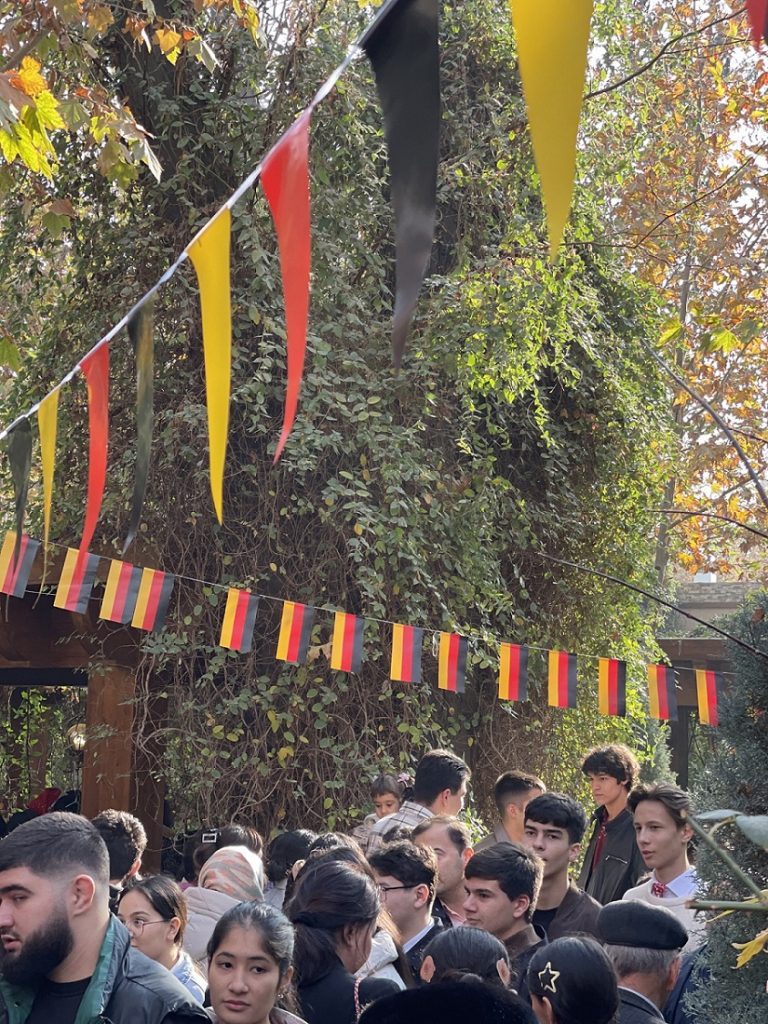 Aşgabadyň ýüreginde geçen Rojdestwo şowhuny 2 image 07 12 25 03 29 4 THE ASHGABAT TIMES