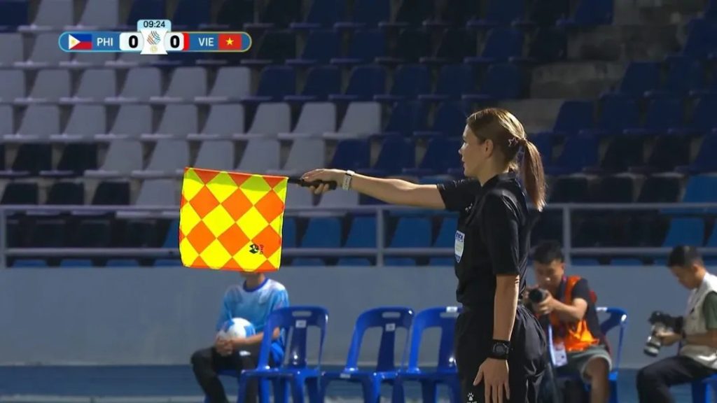 Туркменская женщина-судья Кристина Берсенёва выступила помощником арбитра на международном футбольном матче SEA Games 2025 3 img 4042 THE ASHGABAT TIMES