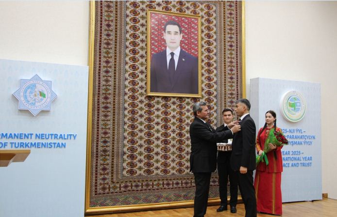 Türkmenistanyň hemişelik Bitaraplygynyň 30 ýyllygy mynasybetli döwlet sylaglaryny gowşurmak dabarasy geçirildi 2 medalbs THE ASHGABAT TIMES